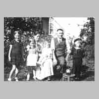094-0106 Familie Ernst Schoel 1936 in ihrem Garten. Von Links Ruth, Edeltraud, Magdalena, Erwin, Ernst und Siegfried.jpg